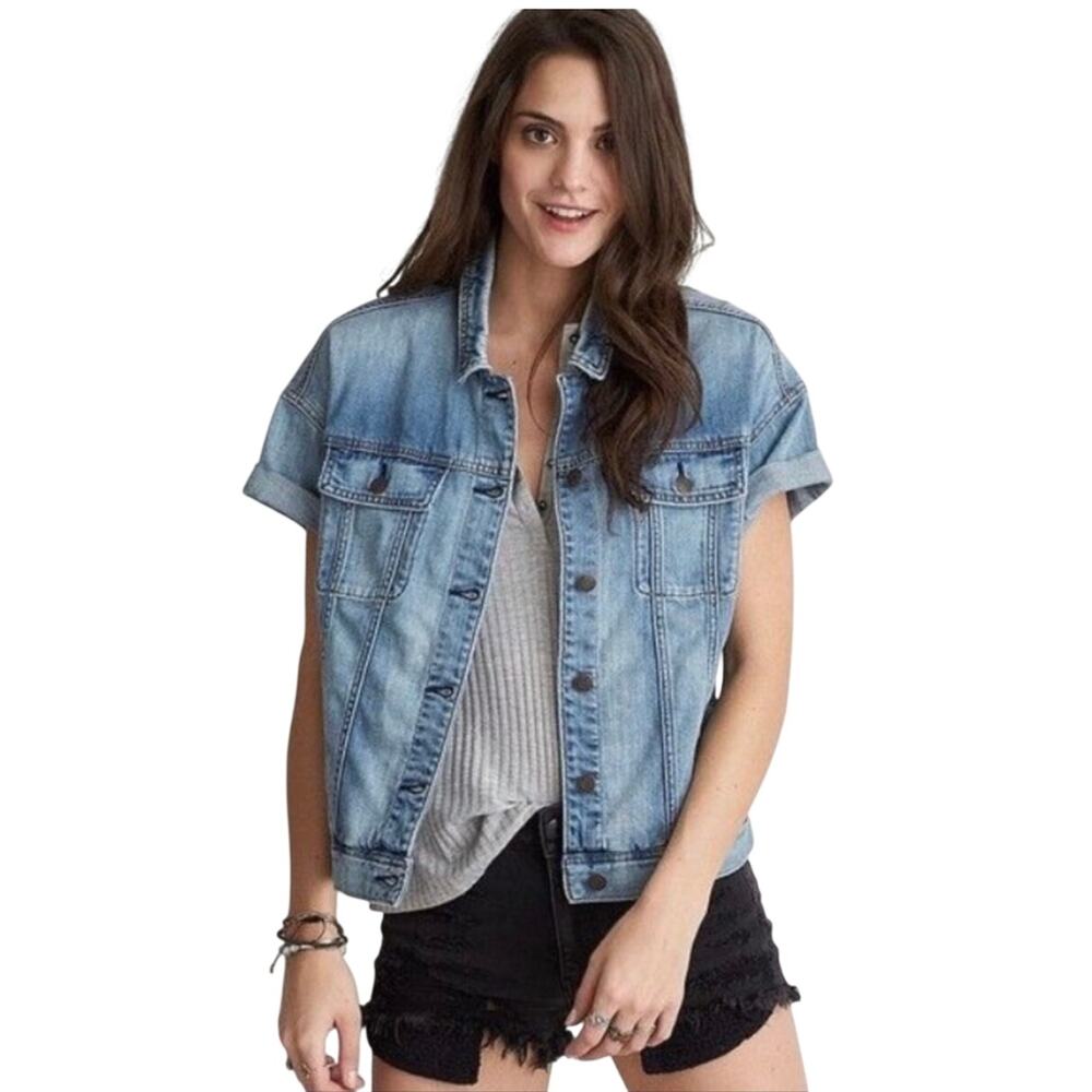 American Eagle short sleeve jean jacket, medium wash, pockets, Size M